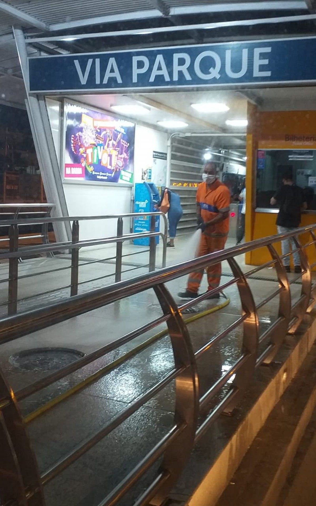  Comlurb levou sanitiza&ccedil;&atilde;o contra coronav&iacute;rus a mais quatro comunidades