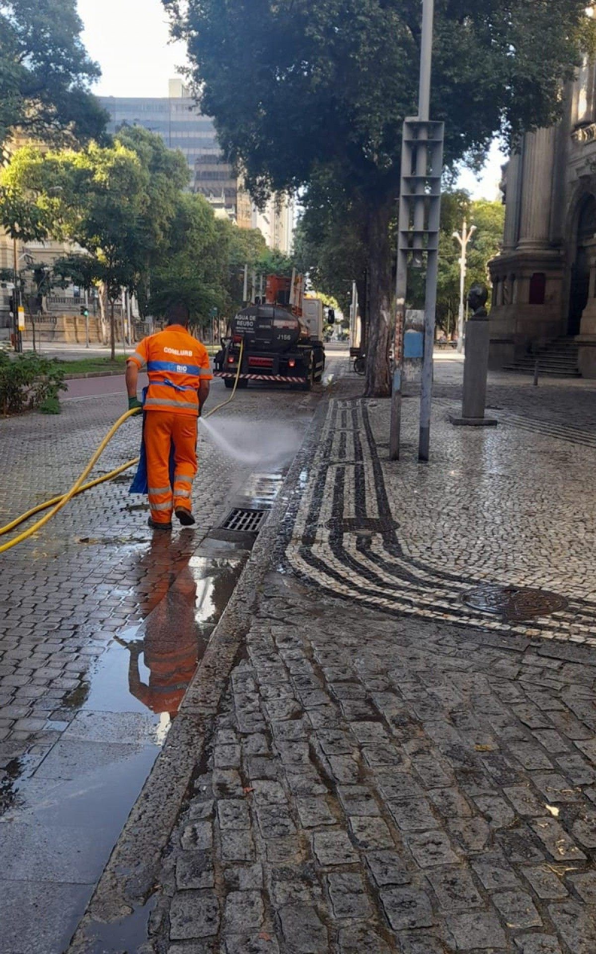  Comlurb levou sanitiza&ccedil;&atilde;o contra coronav&iacute;rus a mais quatro comunidades