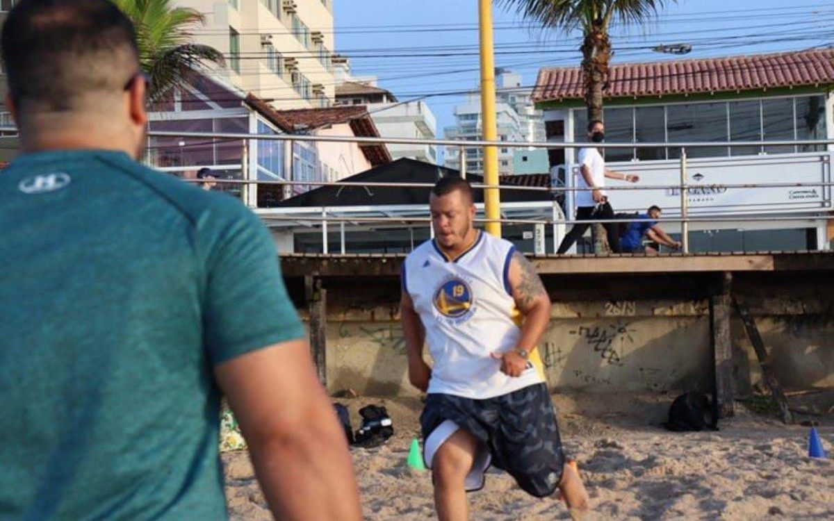 Segundo Leonardo, a maior parte do desempenho de um jogador de futebol americano est&aacute; na sua prepara&ccedil;&atilde;o, os treinos f&iacute;sicos e sua capacidade atl&eacute;tica