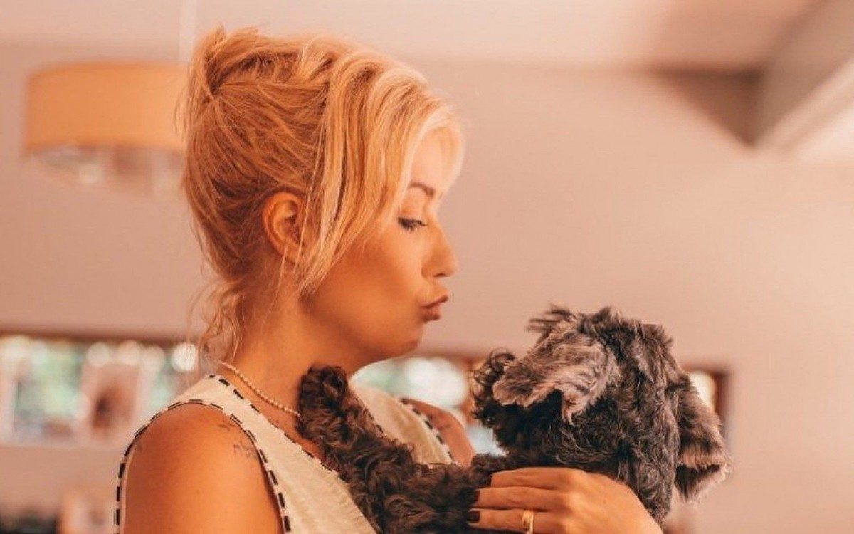 Luiza Possi e seu cãozinho Tonico