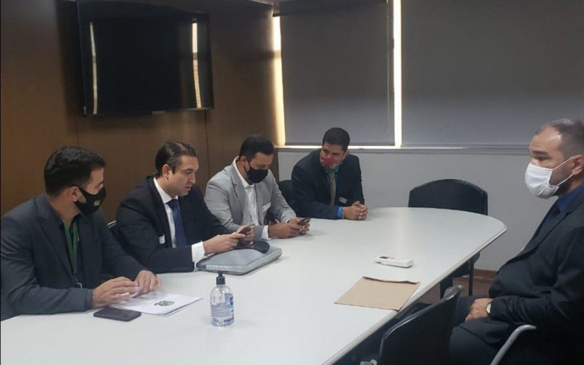 Italva: Prefeito visita FNDE e alinha capita&ccedil;&atilde;o de recursos com deputado federal.