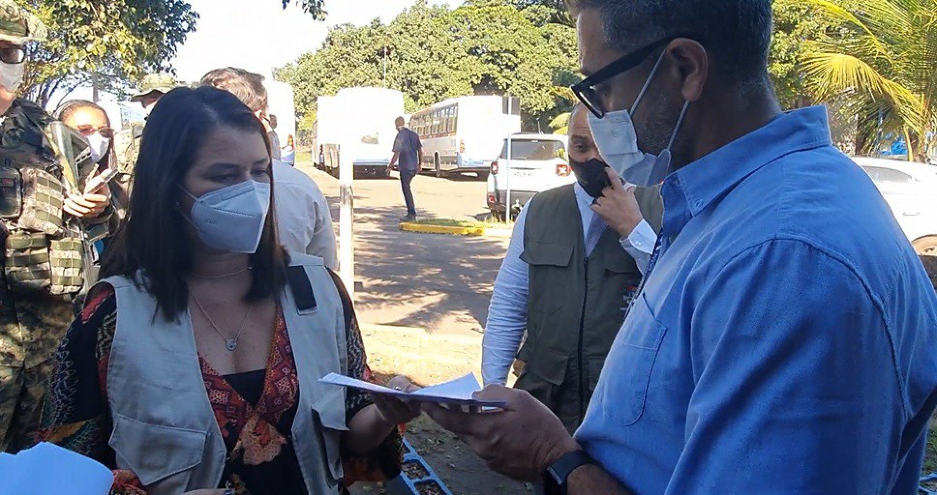 Shayenne Barreto, secretária de Meio Ambiente de Itaguaí, entrega documentos a representante da CSN na entrada do Porto de Itaguaí - Reprodução