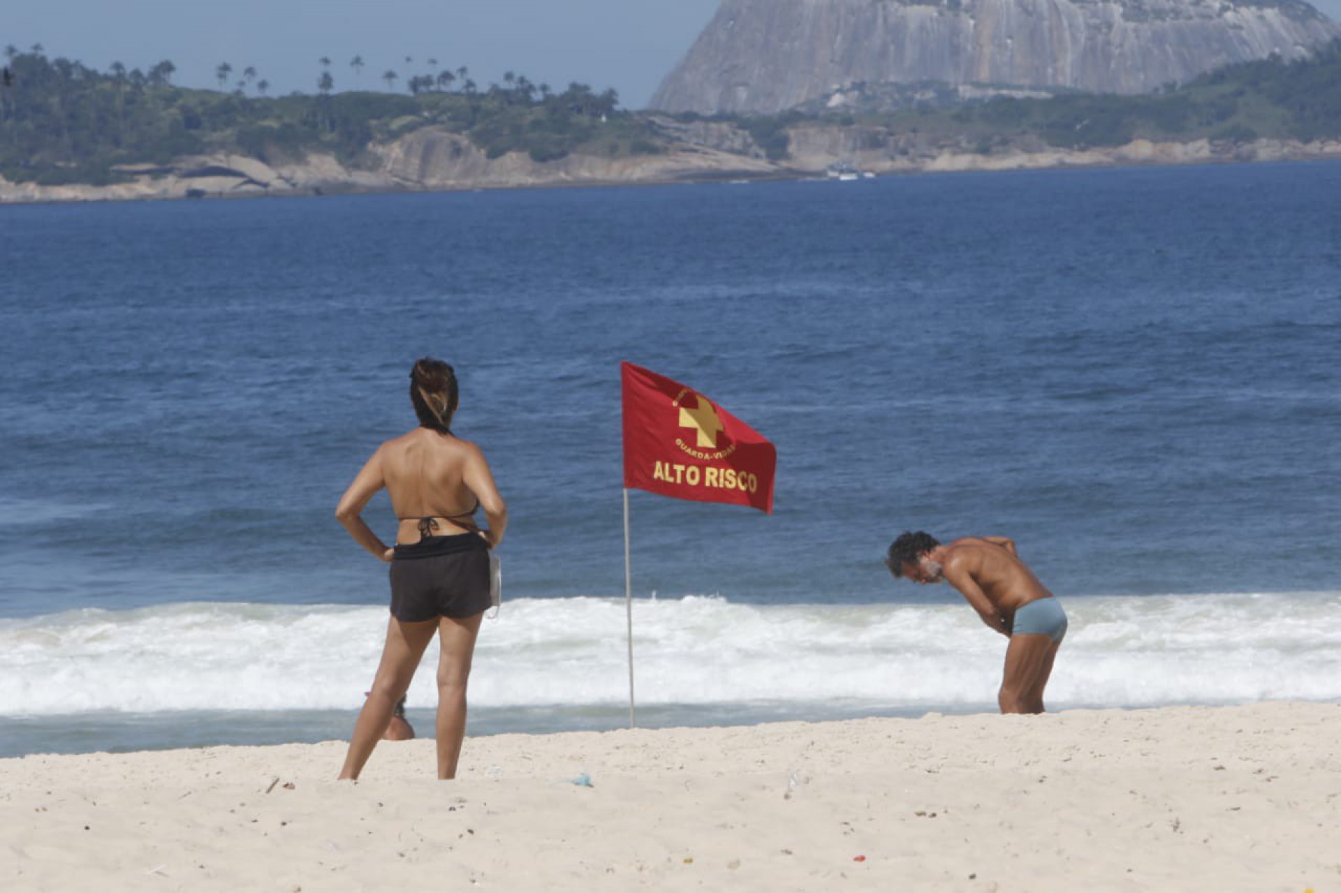 Banhistas na praia do Leblon, posto 11, nesta sexta-feira (16) - Reginaldo Pimenta / Agência O Dia
