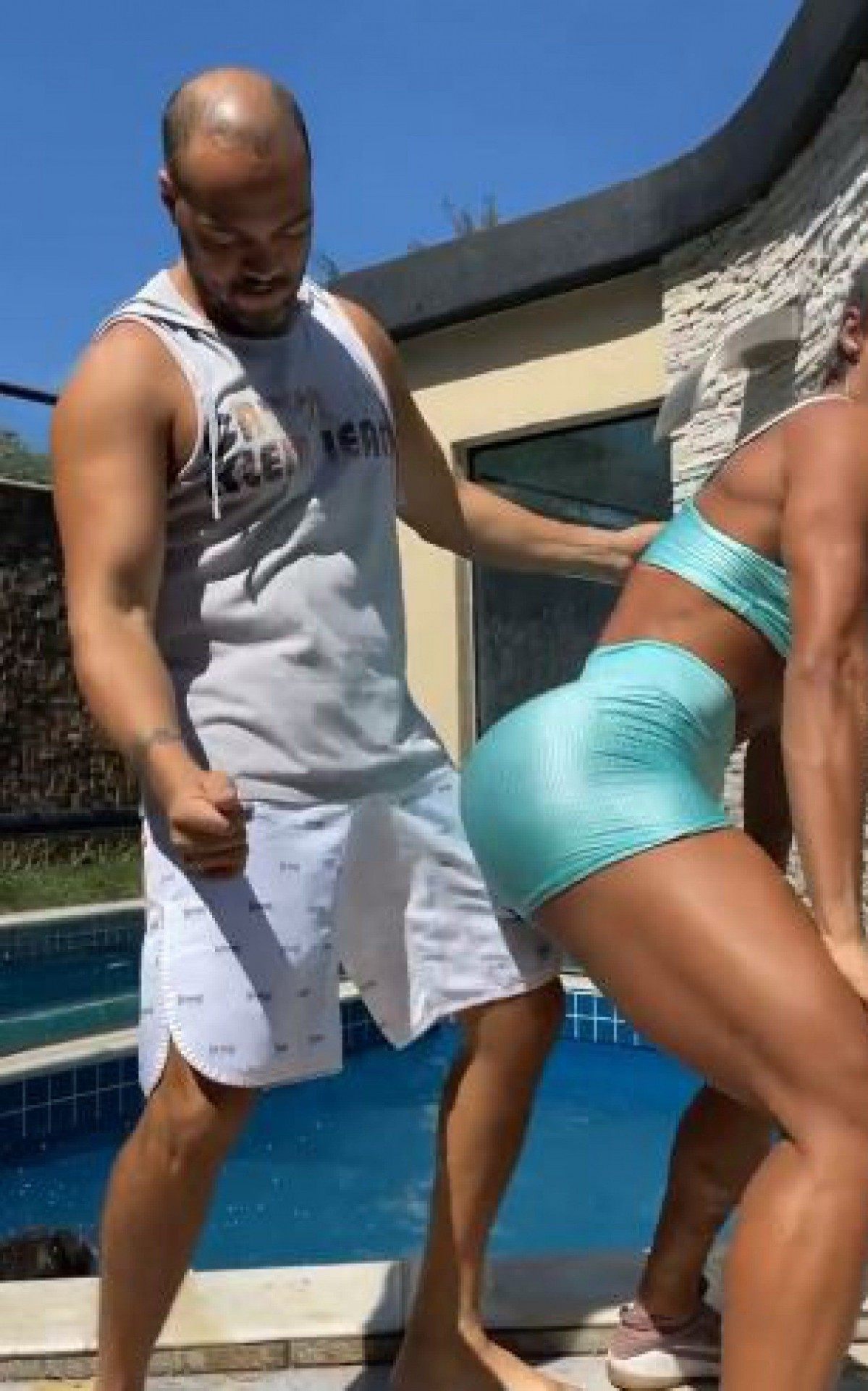 Gracyanne Barbosa e Belo dan&ccedil;am &agrave; beira da piscina