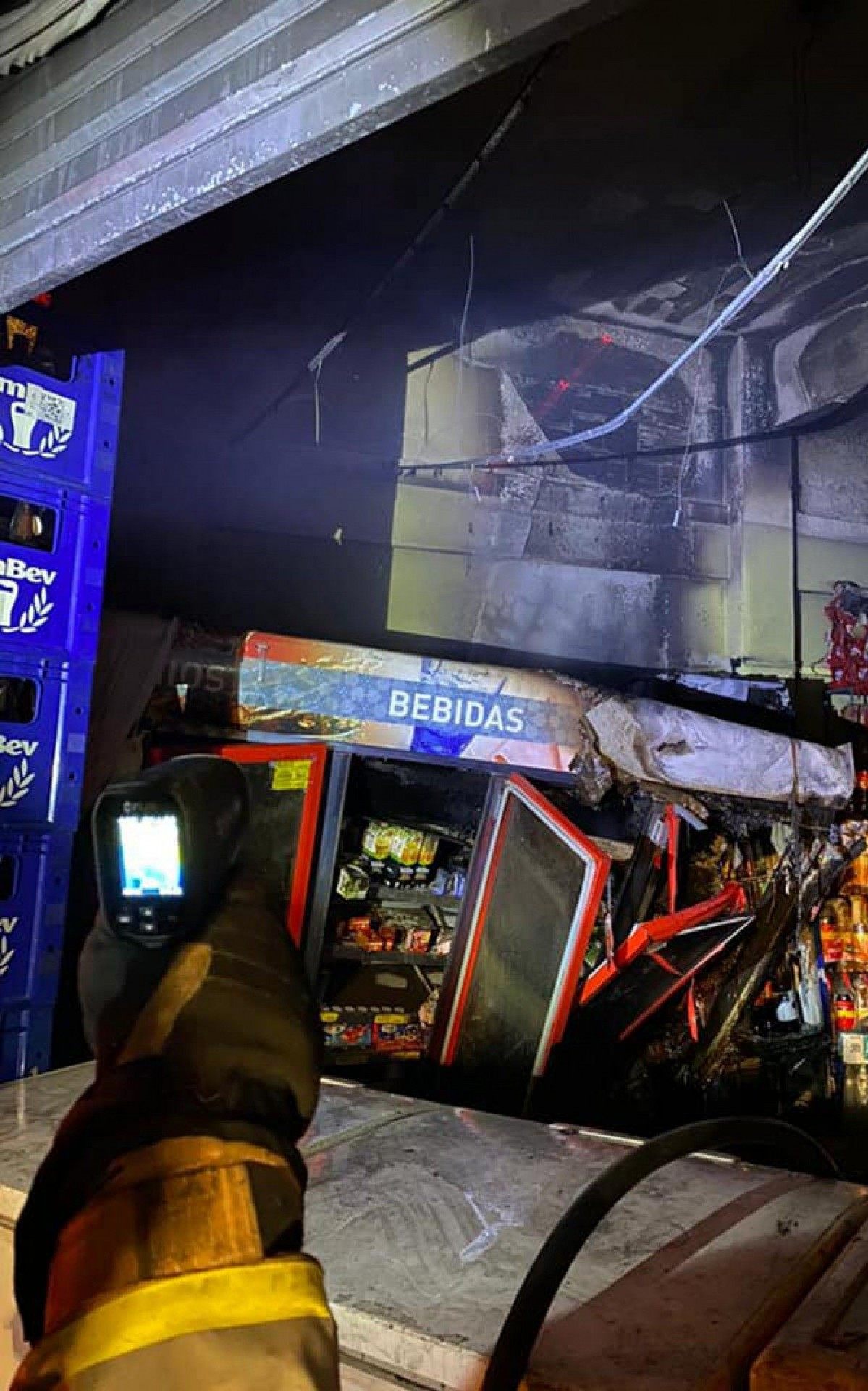 Bombeiros controlam inc&ecirc;ndio em um supermercado no bairro Volta Grande 