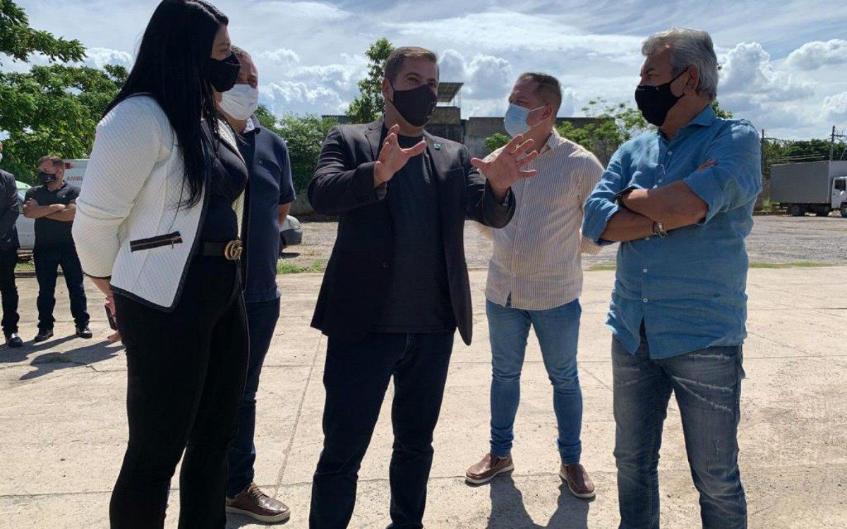 Visita para conhecer o terreno de 11 mil metros quadrados no bairro Jardim Meriti