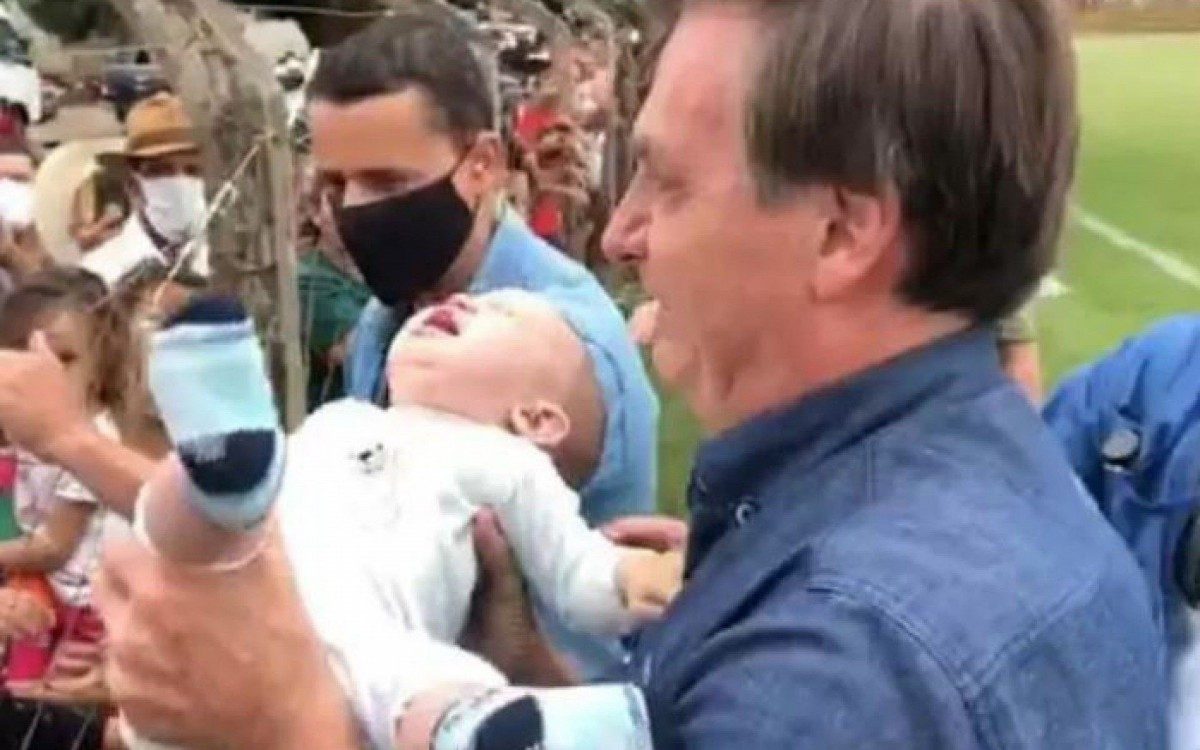 Em Goian&aacute;polis, Bolsonaro falou com apoiadores e chegou a pegar um beb&ecirc; no colo

