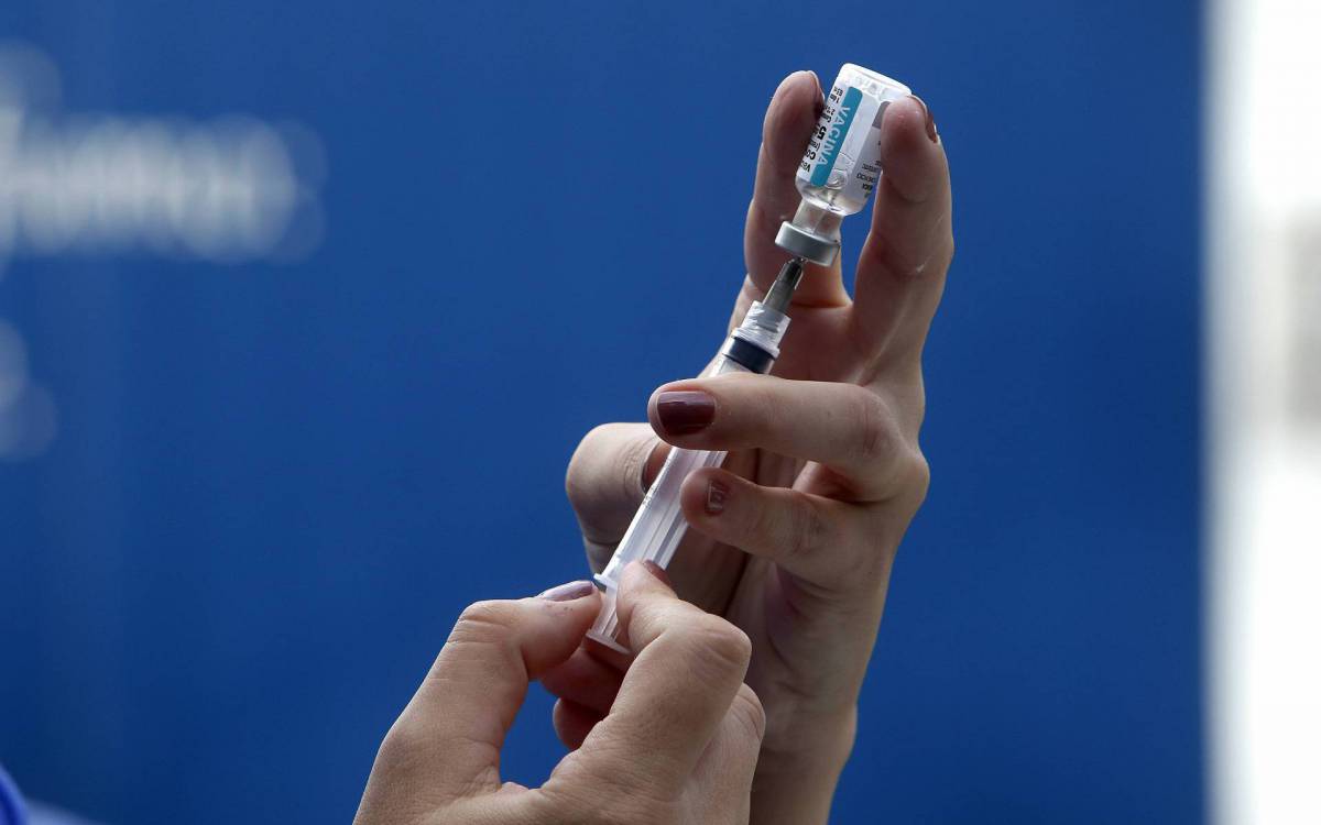 Geral - Inicio da Vacina&ccedil;ao de profissionais da educa&ccedil;ao da rede publica. Profissinais da educa&ccedil;ao basica come&ccedil;am a ser vacinados contra a Covid-19, na Clinica da Familia Sergio Vieira Mello, no Catumbi, regiao central do Rio.