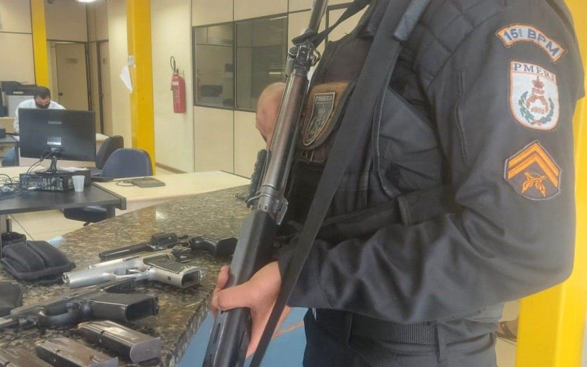 Armas apreendidas com milicianos foram apresentadas na delegacia  - Divulgação