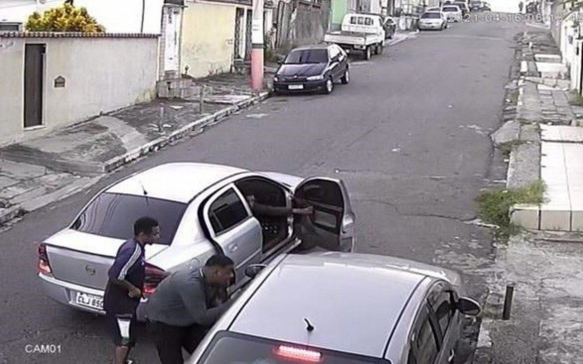 Câmera de segurança flagra assalto na Rua Olga Hermont, em Nilópolis, na Baixada - Reprodução