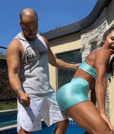 Gracyanne Barbosa e Belo dançam à beira da piscina - Juliana Pimenta