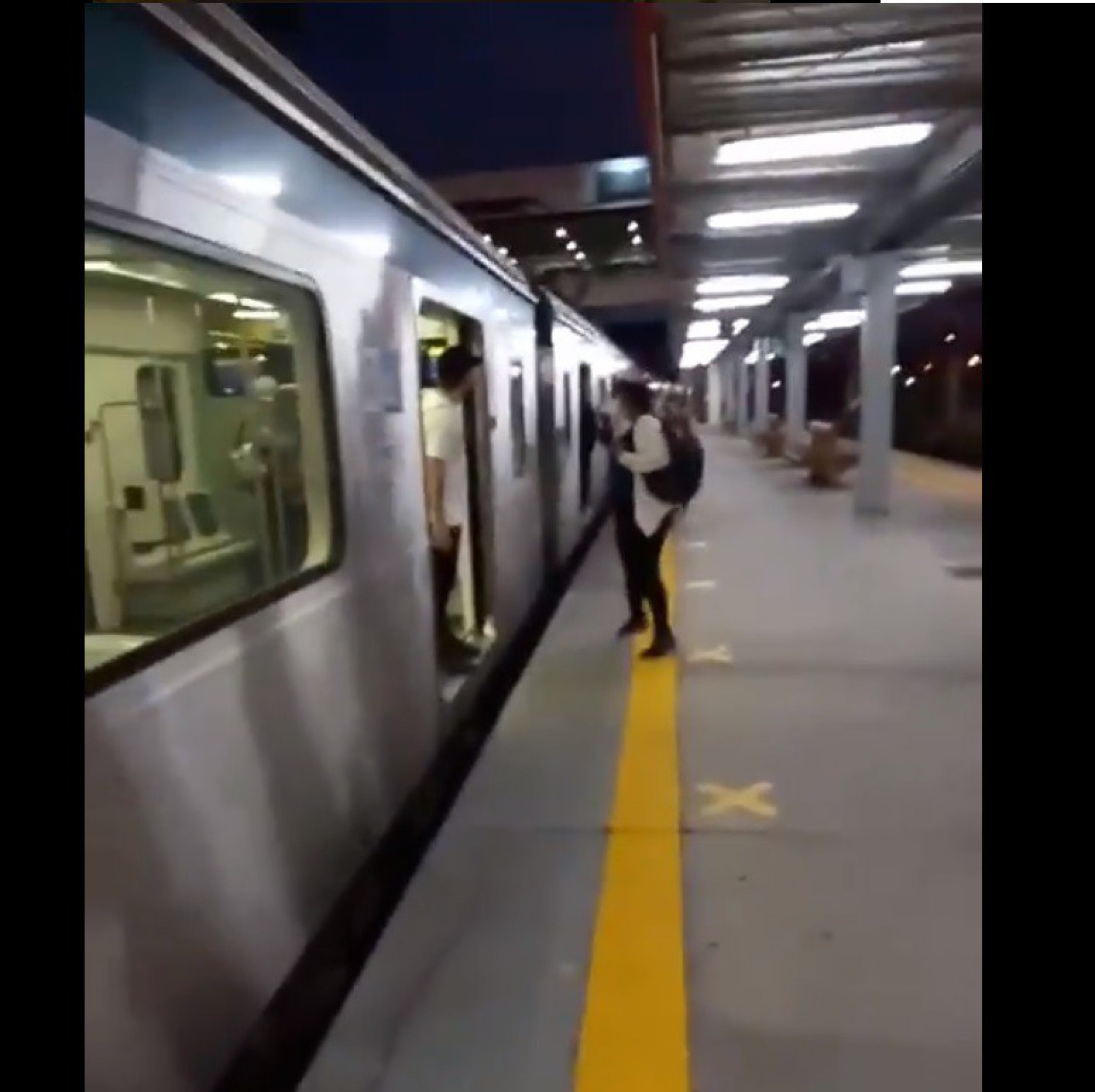 Circulação dos trens no ramal de Gramacho é suspensa após corpo ser encontrado nos trilhos