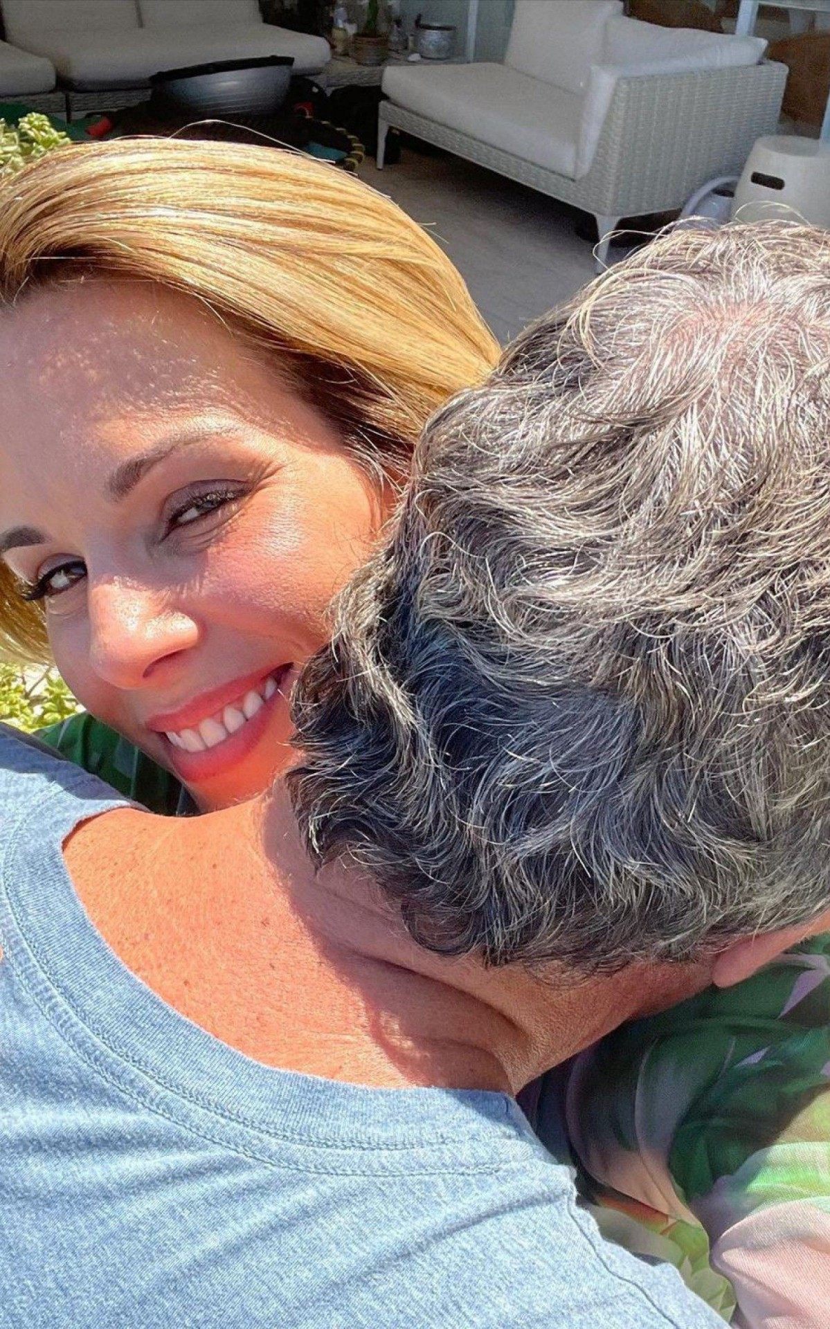 Ana Furtado recebe abraço de Boninho