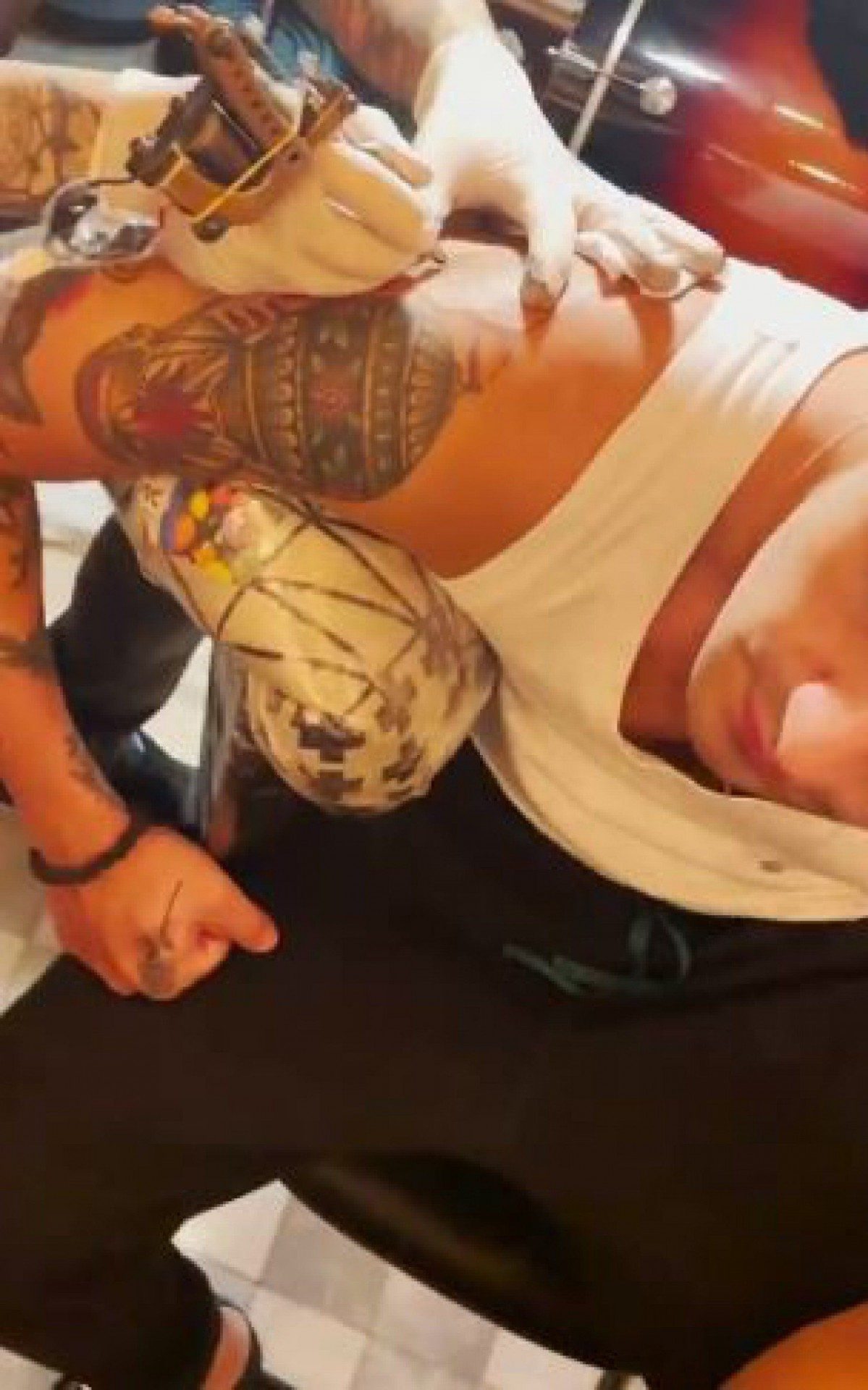 Luan Santana mostra nova tatuagem aos f&atilde;s