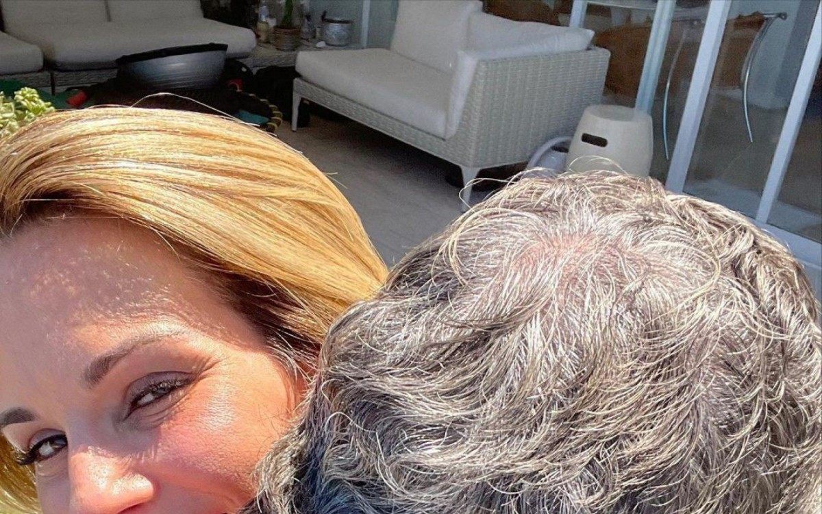 Ana Furtado recebe abra&ccedil;o de Boninho