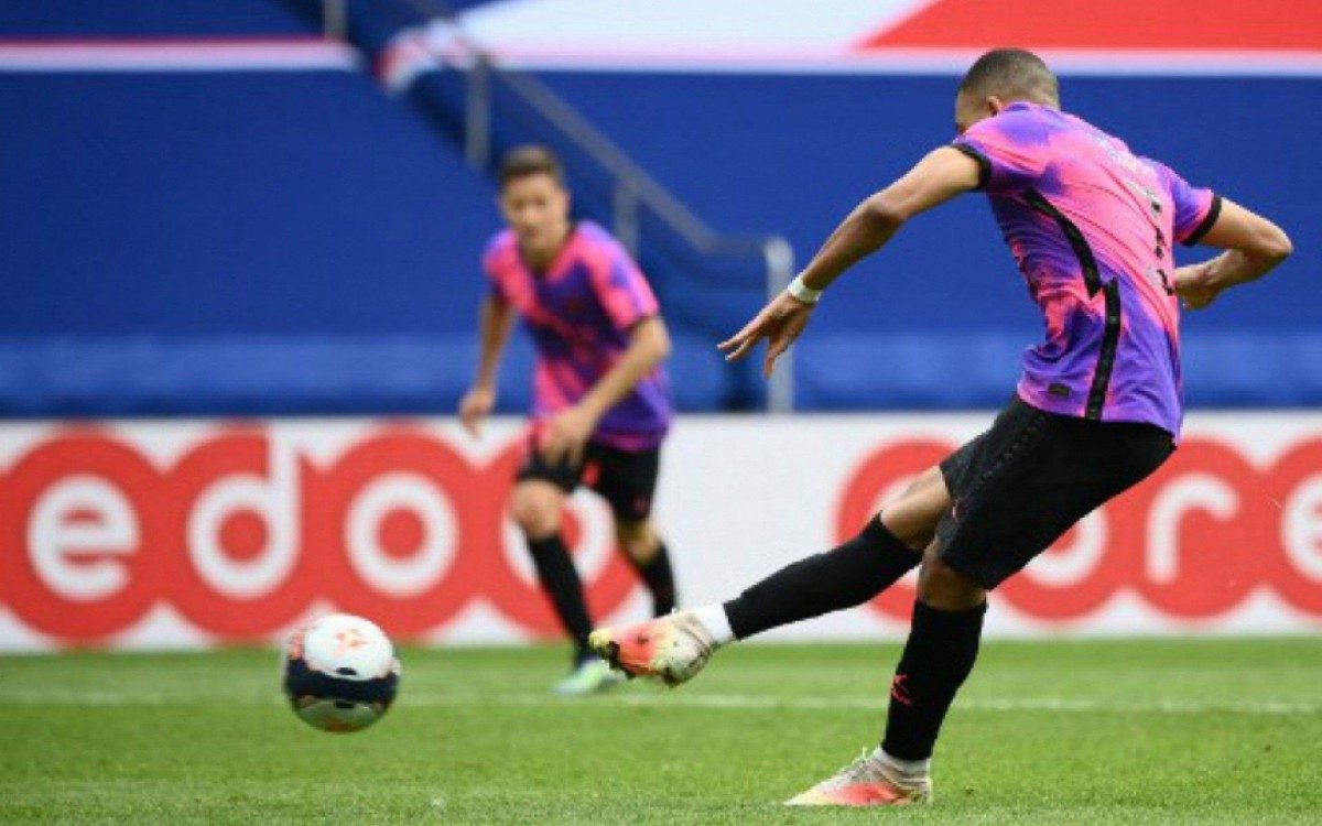 Mbapp&eacute; marcou duas vezes 