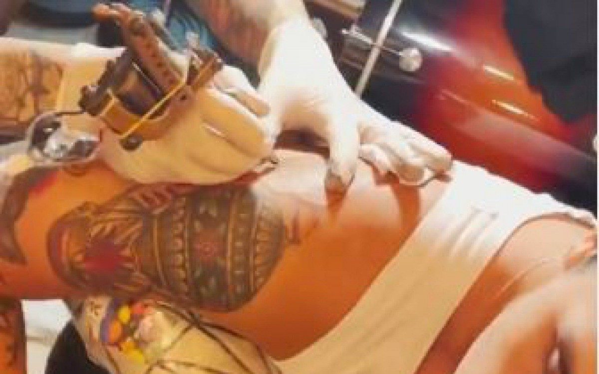 Luan Santana mostra nova tatuagem aos fãs