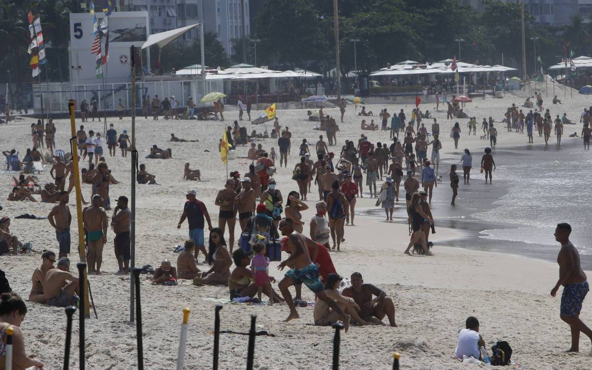 Geral - Movimenta&ccedil;ao nas praias nessa manha de domingo. Na foto, Praia de Copacabana, zona sul do Rio. - Reginaldo Pimenta