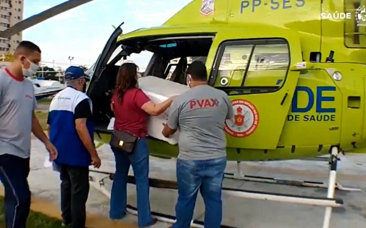 A SES realizou neste domingo (18) mais uma entrega de vacinas contra a Covid-19 e medicamentos do chamado "kit intuba&ccedil;&atilde;o"