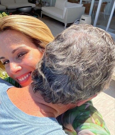 Ana Furtado recebe abraço de Boninho - Reprodução