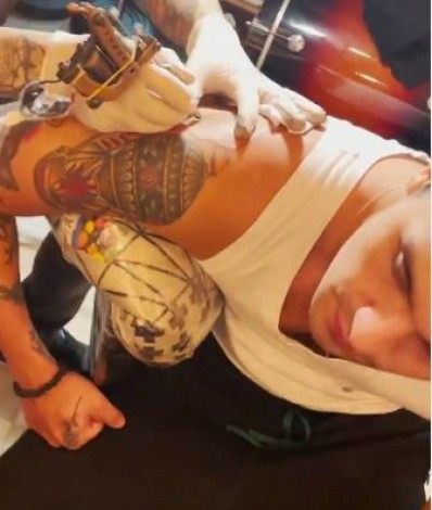 Luan Santana mostra nova tatuagem aos fãs - Reprodução
