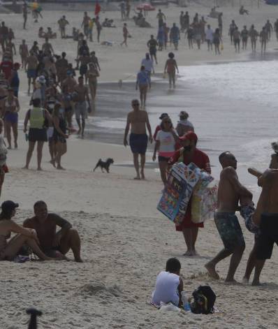 Movimentação na Praia de Copacabana nesta manhã de domingo
