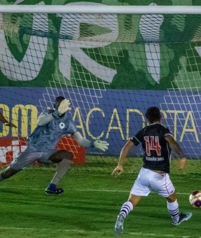 O artilheiro Germán Cano fez o primeiro gol do Vasco no Elcyr Resende