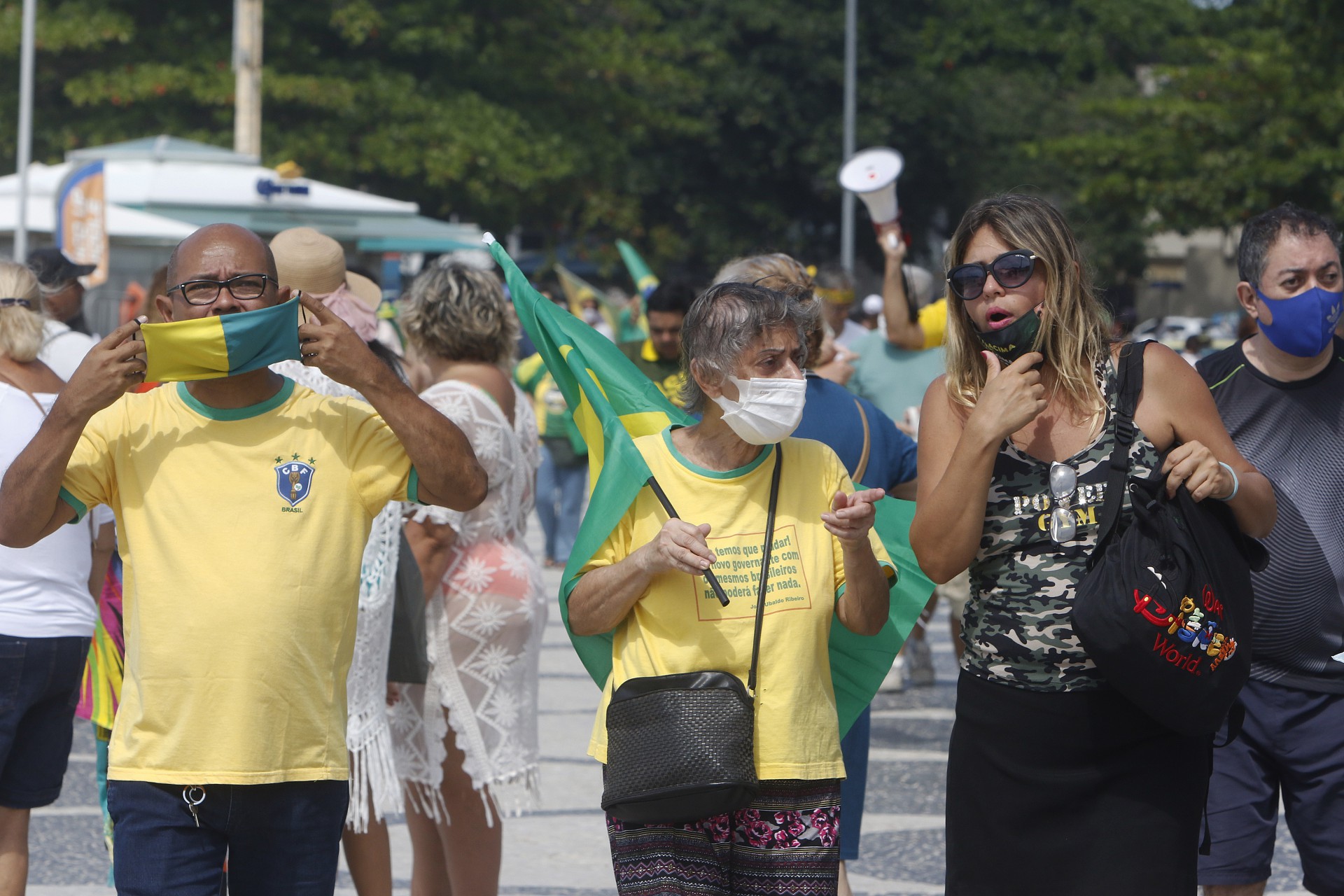 Manifestantes pró-Bolsonaro na Praia de Copacabana - Reginaldo Pimenta / Agencia O Dia