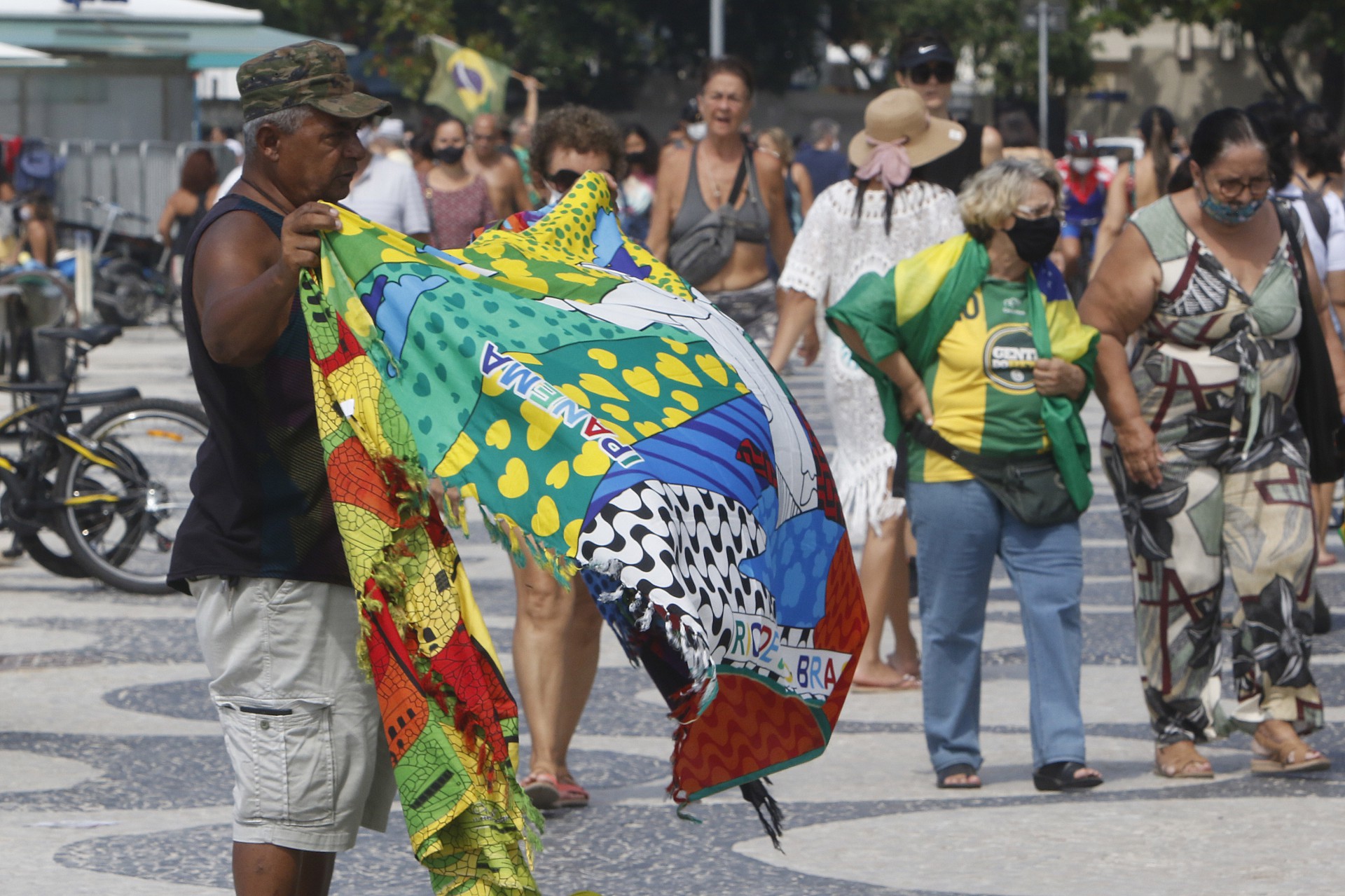 Manifestantes pró-Bolsonaro na Praia de Copacabana - Reginaldo Pimenta / Agencia O Dia