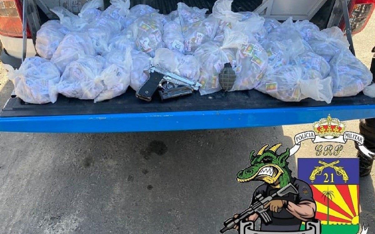 Policias do 21&ordm; BPM apreenderam uma pistola e mochila com farto material entorpecente