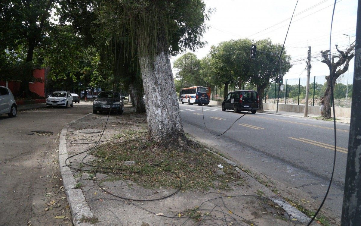 Roubo de Cabos deixam a FAETEC S&atilde;o Cristov&atilde;o sem Internet e sem telefone. Ao lado da escola tem uma unidade do Corpo de Bombeiros ( CBMERJCentro de Suprimento e Manuten&ccedil;&atilde;o ) que  tamb&eacute;m est&aacute; sem acesso a internet a quase 8 meses. .
