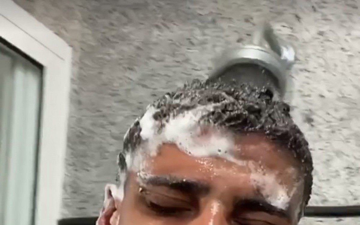 PK Delas promove aglomera&ccedil;&atilde;o e debocha de cr&iacute;ticas: 'Cancelado &eacute; o caralh*'