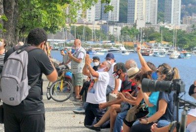 Fãs aglomeram na porta de Roberto Carlos