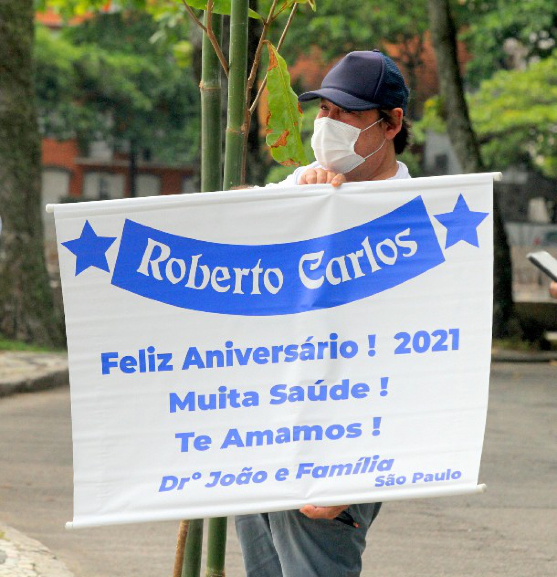 Fãs na porta de Roberto Carlos - AgNews