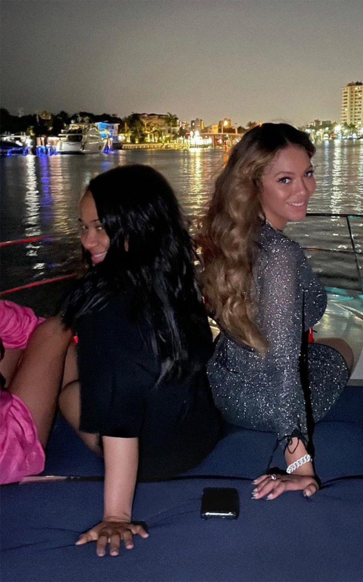 Beyonc&eacute; faz passeio noturno de barco com amigas