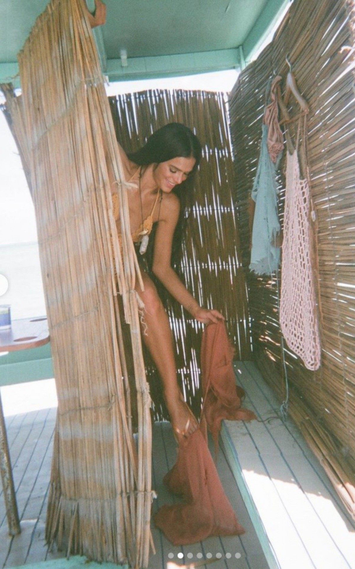 Bruna Marquezine posa para ensaio fotogr&aacute;fico e recebe elogios de Enzo Celulari e Claudia Raia