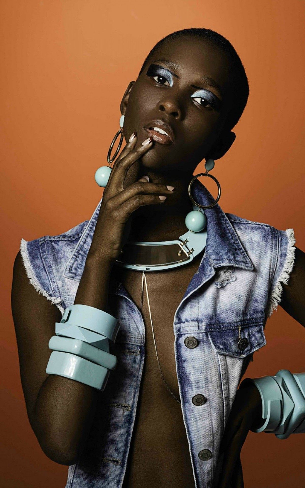 Ap&oacute;s raspar o cabelo, a musa foi contratada por uma ag&ecirc;ncia e come&ccedil;ou a deslanchar no Brasil e fora dele