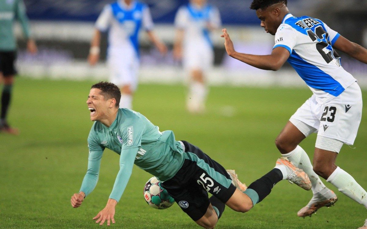 A queda do apoiador Amine Harit na disputa com o Lucoqui resume bem a p&eacute;ssima campanha do Schalke na Bundesliga