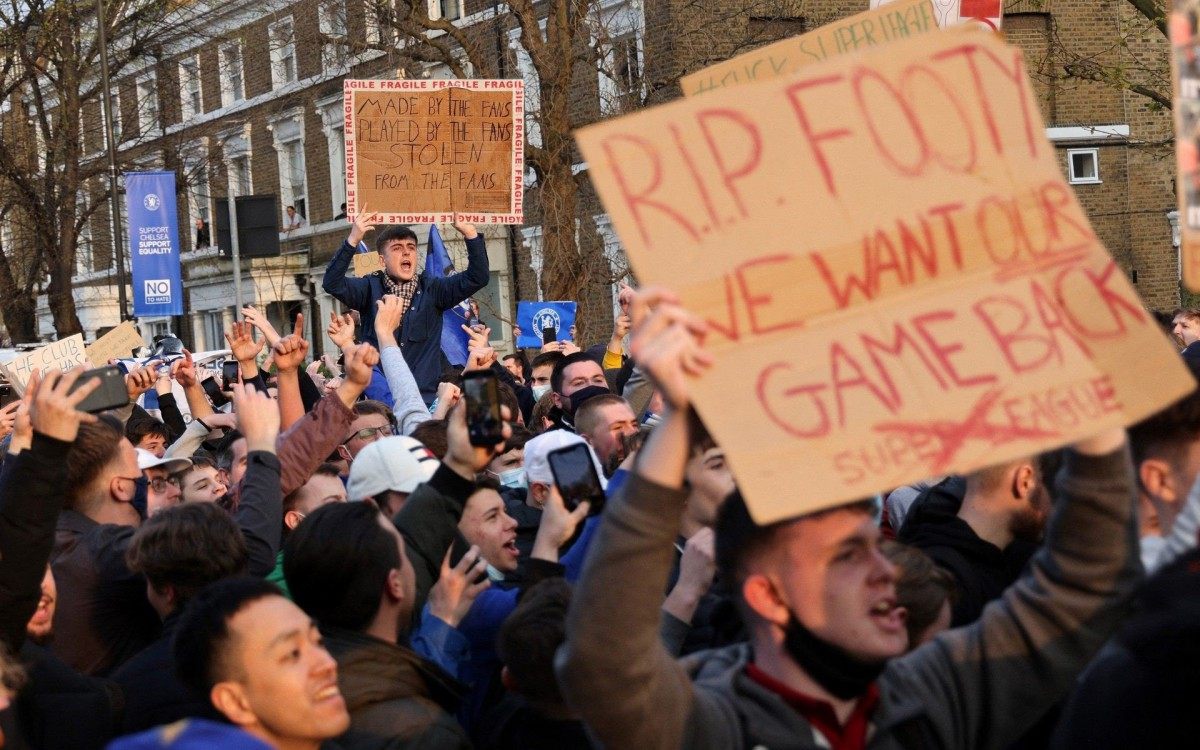 Cerca de 1000 torcedores do Chesea se aglomeraram em frente ao Starford Bridge protestar contra a cria&ccedil;&atilde;o da Superliga de clubes