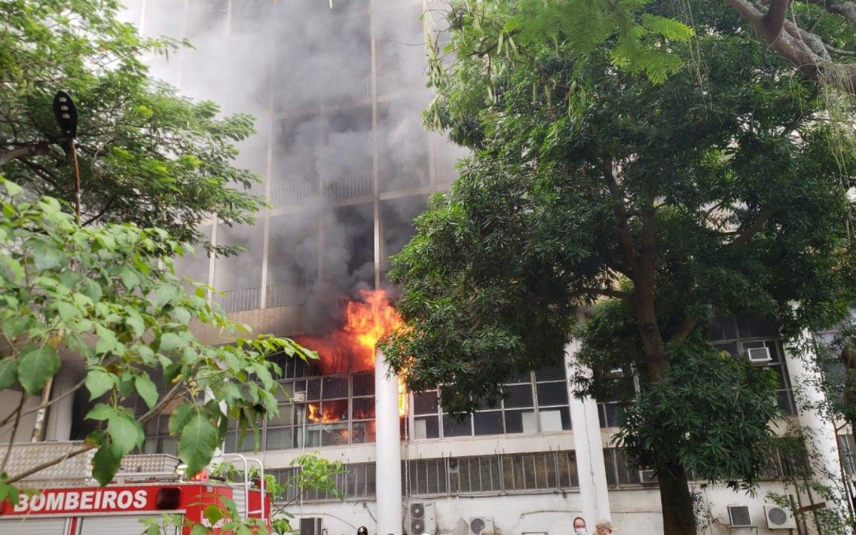 Inc&ecirc;ndio no pr&eacute;dio da reitoria da UFRJ