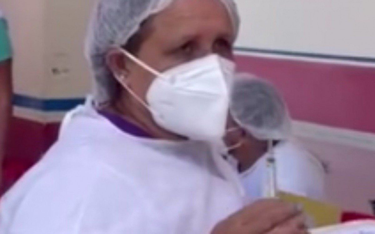 Em v&iacute;deo, profissional de sa&uacute;de diz usar mesma seringa para vacinar 10 pessoas