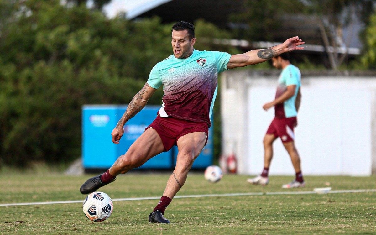 A Conmebol n&atilde;o recebeu a documenta&ccedil;&atilde;o de Bobadilla a tempo e o atacante paraguaio ser&aacute; desfalque do Fluminense na estreia da Libertadores