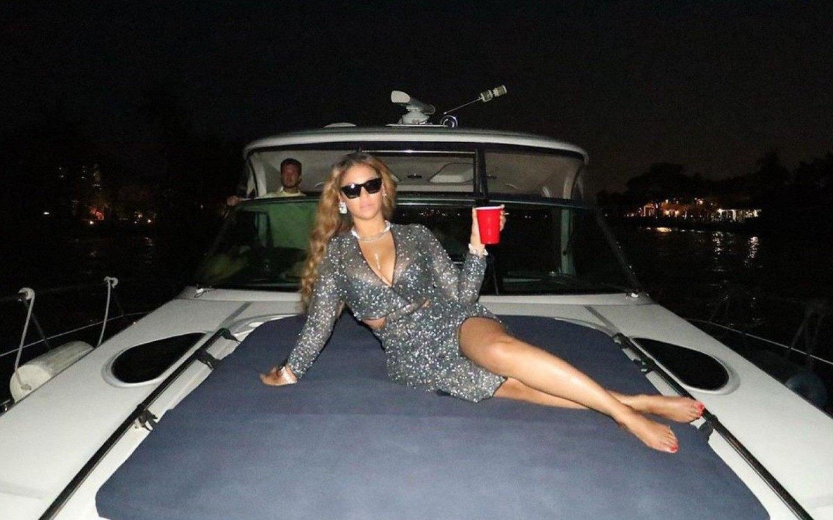 Beyonc&eacute; faz passeio noturno de barco com amigas - Reprodu&ccedil;&atilde;o Internet