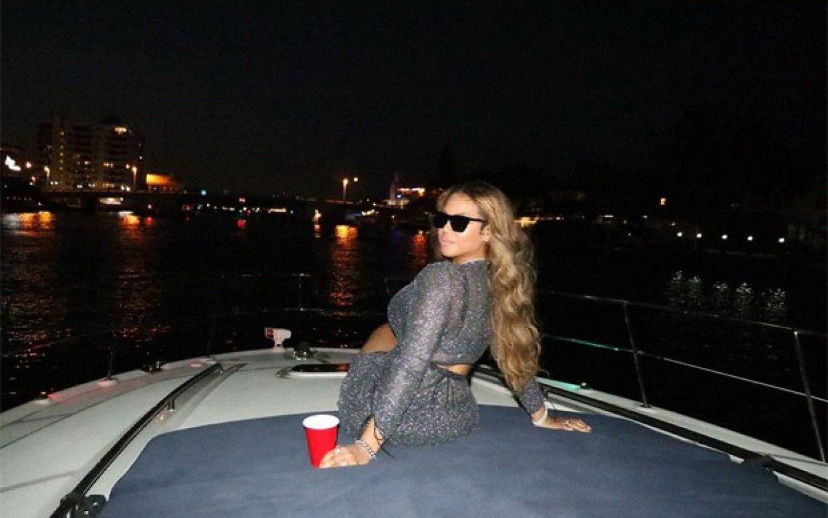 Beyonc&eacute; faz passeio noturno de barco com amigas