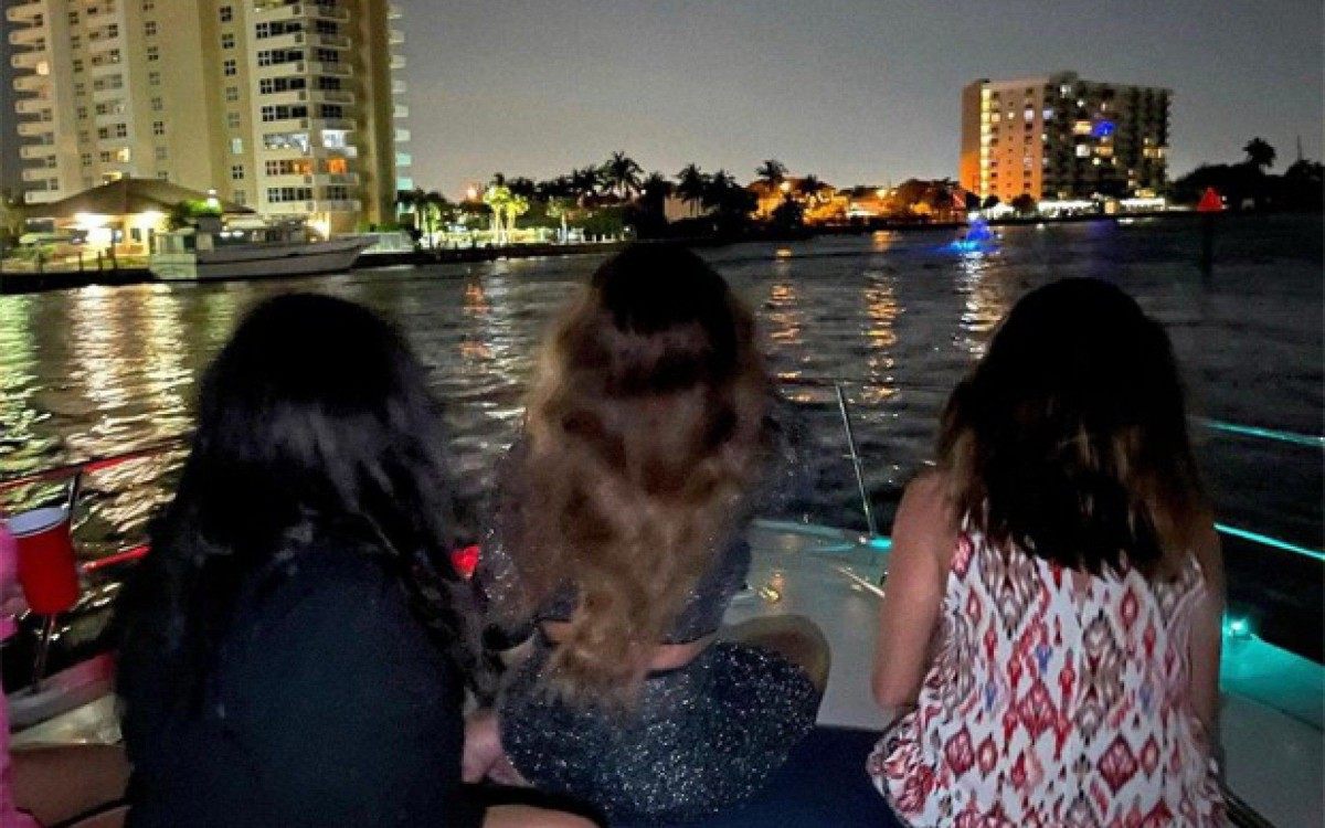 Beyonc&eacute; faz passeio noturno de barco com amigas