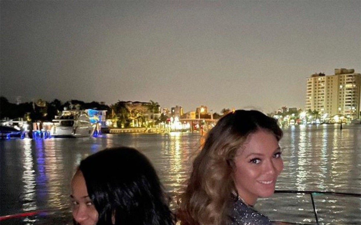 Beyonc&eacute; faz passeio noturno de barco com amigas
