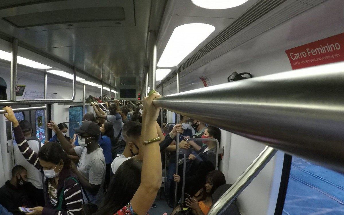 Nos trens da Supervia &eacute; imposs&iacute;vel manter o distanciamento social