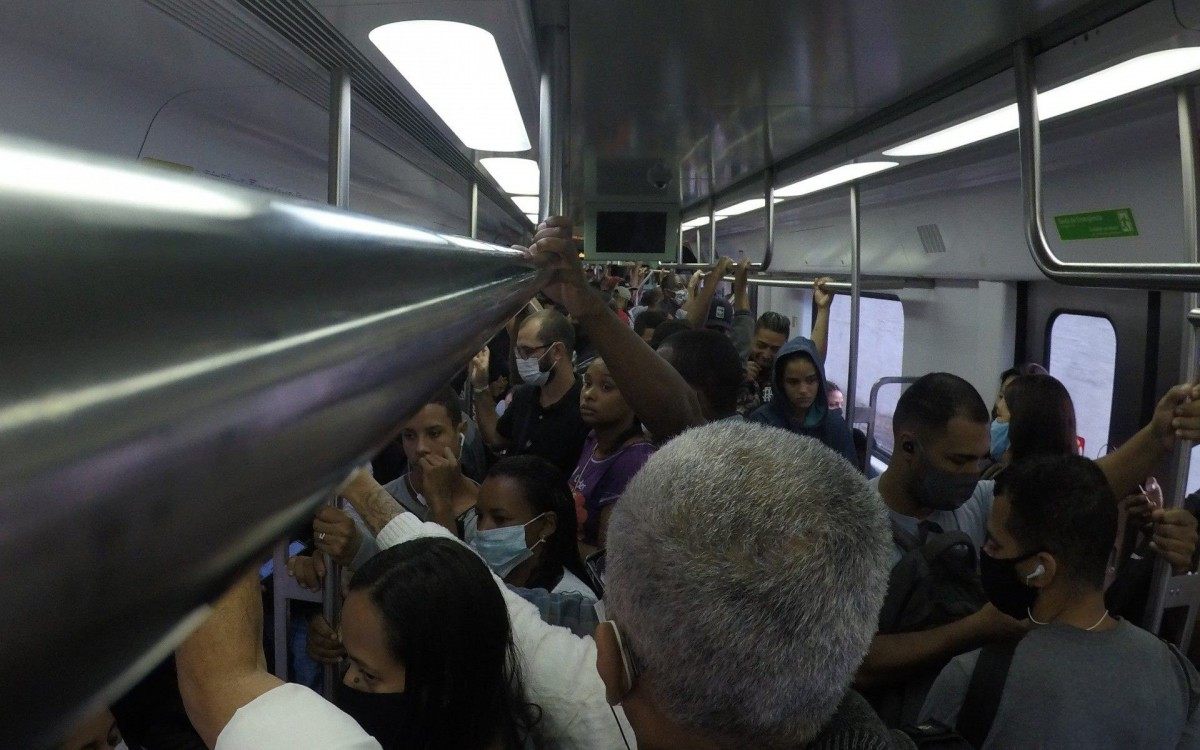 Aglomera&ccedil;&atilde;o nos trens da Super Via.