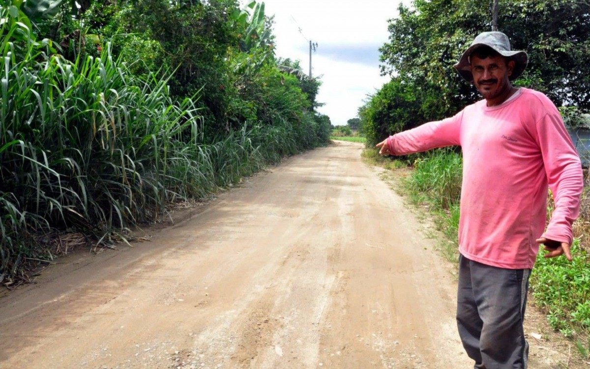 O agricultor Marcos Tostes visa dias melhores para vender sua produ&ccedil;&atilde;o de aipim, milho e quiabo.