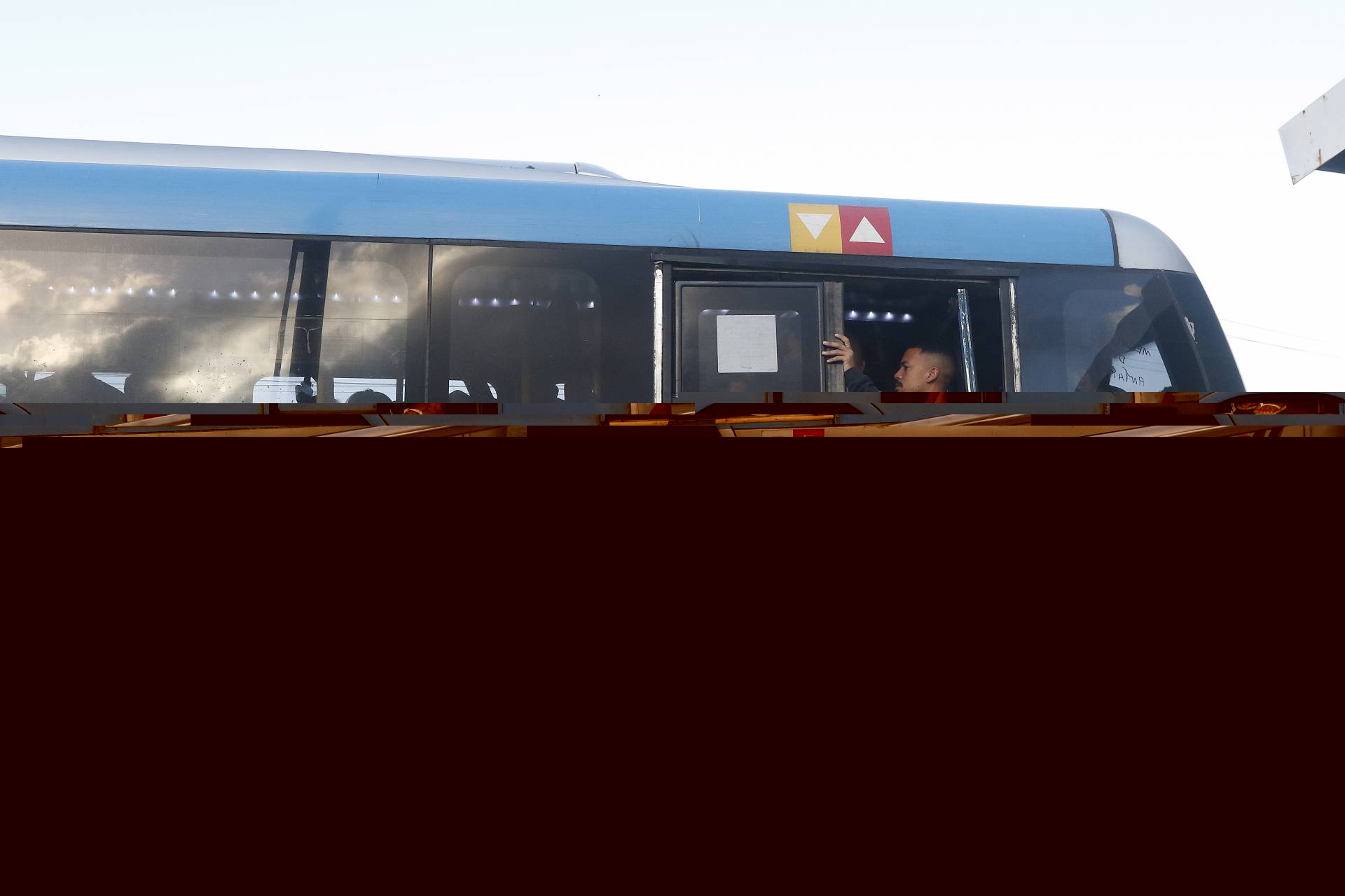 De acordo com a Mobi-Rio, a passageira caiu ao tentar pegar o articulado